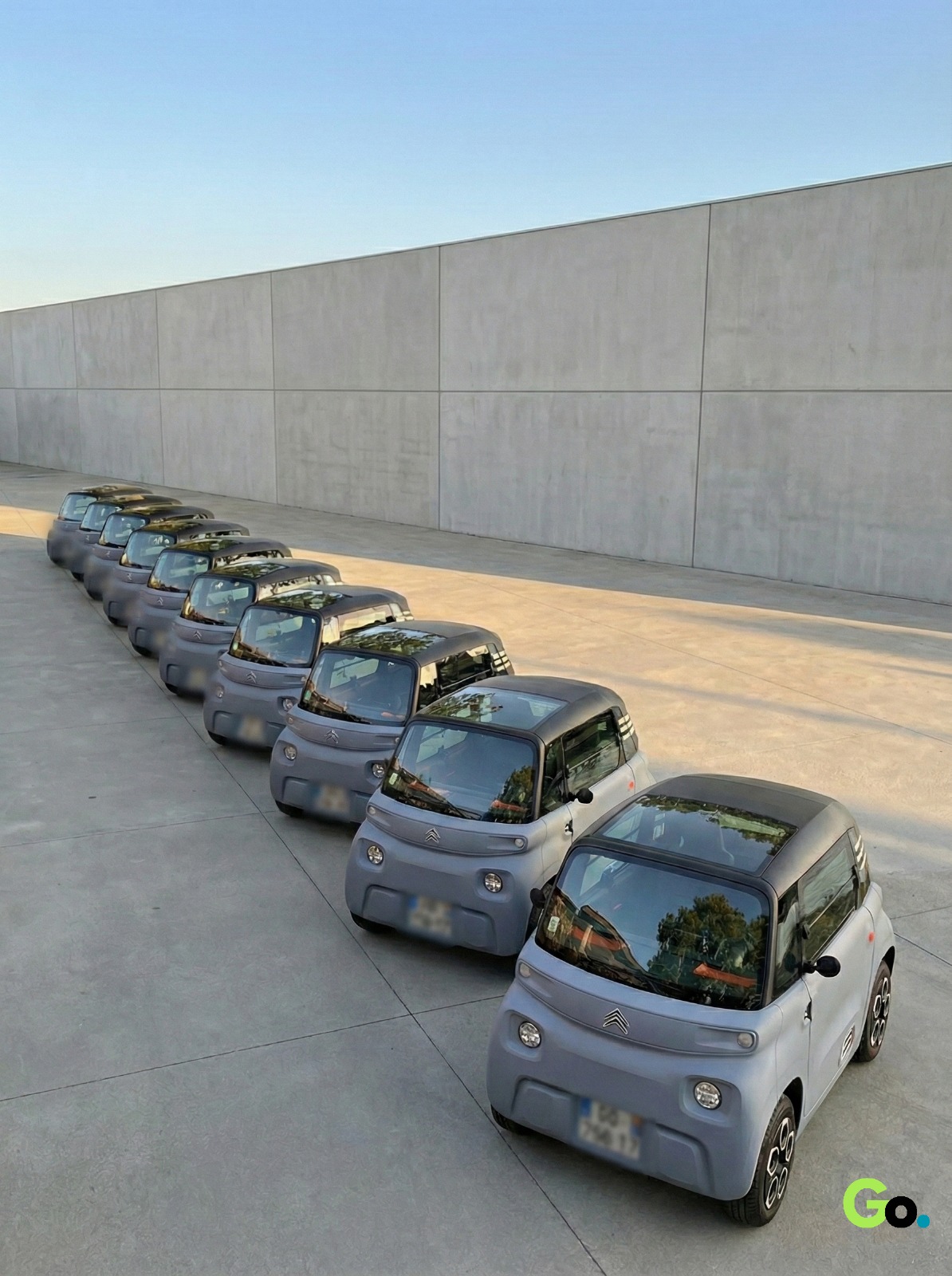 Flotte de voitures sans permis électriques Citroën Ami avec le branding amiGo